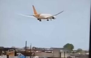 Hay una explosión después de que el avión despegue