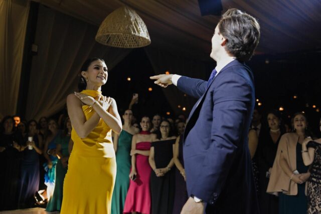 El hermano sorprende a su hermana con el último baile El hermano sorprende a su hermana con el último baile en su matrimonio después de haber rogado (exclusivo)
