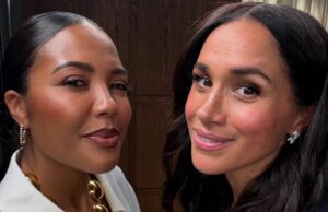 Meghan Markle y Emma Grede sonríen detrás de escena durante la entrevista de podcast Meghan Markle y Emma Grede sonríen detrás de escena durante la entrevista de podcast