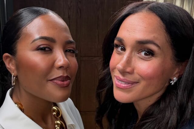 Meghan Markle y Emma Grede sonríen detrás de escena durante la entrevista de podcast

