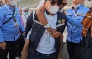 Momento de waka bp haji dahnil anzar con la fatiga de la congregación anciana en Jamarat