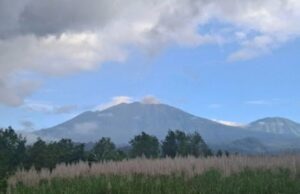 Monte Raung Jember Erupciones nuevamente con una erupción de 400 metros por encima del pico