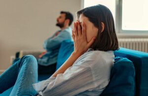 El hombre planea cortar a la hermana después de haber hecho una impactante llamada telefónica a su esposa. El hombre planea cortar a la hermana después de haber hecho una impactante llamada telefónica a su esposa.