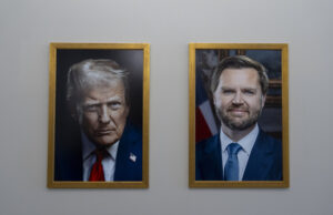 New York Times cree que el nuevo retrato de Trump muestra su ‘humor’ y ‘calidez’ The new official portraits of President Donald Trump and Vice President JD Vance hang in the Eisenhower Executive Office Building on the White House campus, Monday, June 2, 2025, in Washington. (AP Photo/Alex Brandon)
