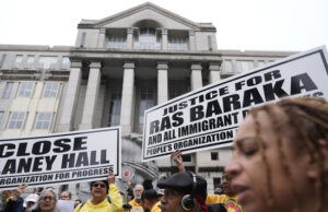 El alcalde de Newark demanda al Departamento de Justicia por un arresto falso en el Centro de Detención de Ice Supporters of Mayor Ras Baraka rally outside the courthouse before Baraka's court appearance in Newark, N.J., Thursday, May 15, 2025. (AP Photo/Seth Wenig)