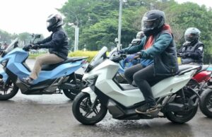 No es una cuestión de estilo, esta es la razón por la cual el neumático delantero de la moto debe ser más pequeño que el neumático trasero