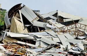 Camión de remolque de accidente en el norte de Yakarta, estrellando el separador hasta que se destruye Uproot every illegal construction once and for all