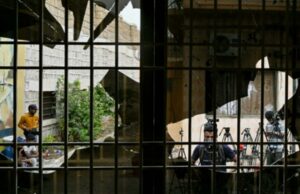 Break de la cárcel de Karachi: 216 prisioneros escapan después del terremoto; 78 reajustes en 24 horas Karachi jail break: 216 prisoners escape after earthquake; 78 re-arrested within 24 hours