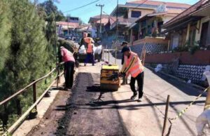 La reparación de carreteras dañadas a Bromo es temporal, espere fondos de RP. 200 millones – Wartabromo Perbaikan Jalan Rusak Menuju Bromo Bersifat Sementara, Tunggu Dana Rp 200 Juta - WartaBromo