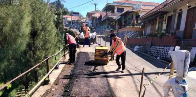 Perbaikan Jalan Rusak Menuju Bromo Bersifat Sementara, Tunggu Dana Rp 200 Juta - WartaBromo