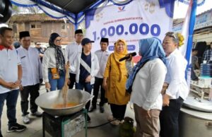 Perindo hace que Eid Al -adha sea animado en el sur de Yakarta, Ketum Angela Tanoesoeesoedibjo Cooks Soto Betawi con residentes