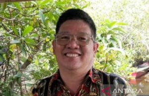 El estudiante de UGM Yogyakarta tiene a Kkn en el centro de Bangka El estudiante de UGM Yogyakarta tiene a Kkn en el centro de Bangka