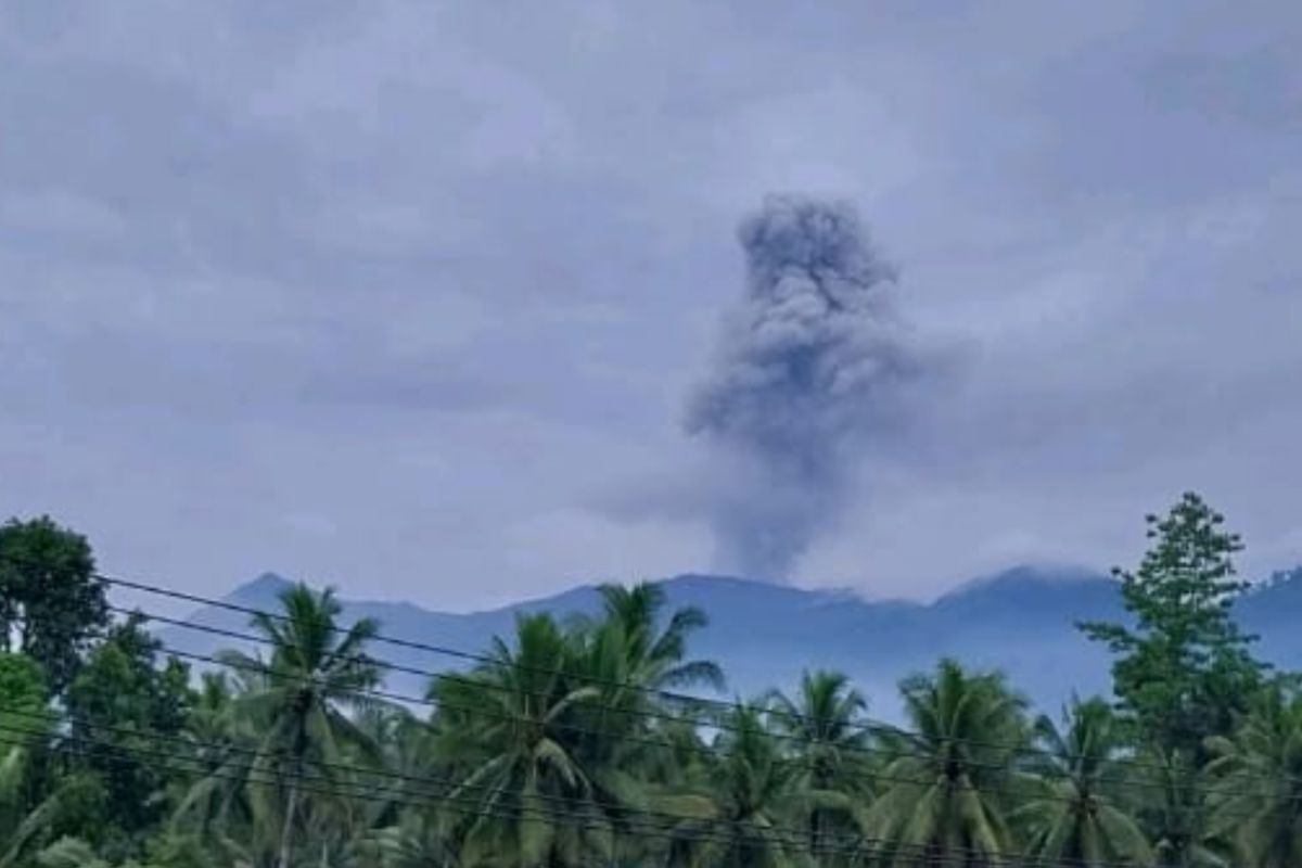 Monte Dukono Erupciones cenizan cenizas volcánicas tan altas como 1,550 metros el jueves por la mañana

