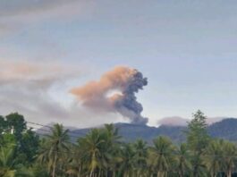 Mount Dukono regresó a la erupción de cenizas volcánicas hasta 1.400 metros

