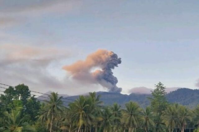Mount Dukono regresó a la erupción de cenizas volcánicas hasta 1.400 metros


