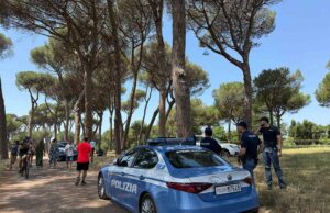 Una mujer y un bebé fueron encontrados desnudos y muertos en un parque. Ahora un hombre estadounidense es arrestado en Grecia Una mujer y un bebé fueron encontrados desnudos y muertos en un parque. Ahora un hombre estadounidense es arrestado en Grecia