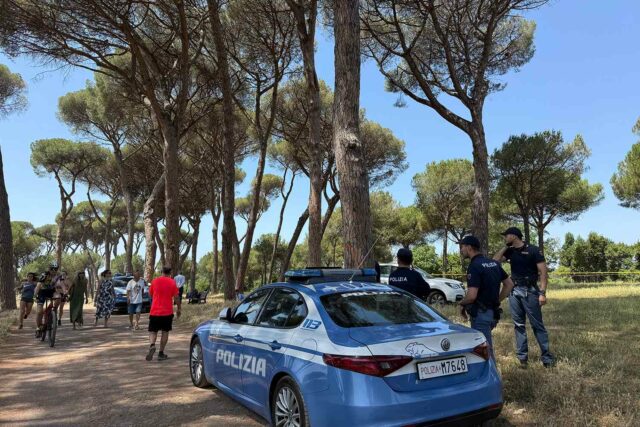 Una mujer y un bebé fueron encontrados desnudos y muertos Una mujer y un bebé fueron encontrados desnudos y muertos en un parque. Ahora un hombre estadounidense es arrestado en Grecia