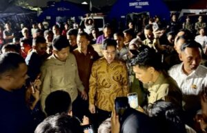 Por la noche, Gibran verifica la condición de los fuegos artificiales de la víctima