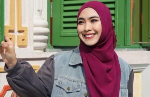 Por lo general, usando un automóvil privado, Oki Setiana Dewi se muda a Egipto, así que usa un Angkot y camina