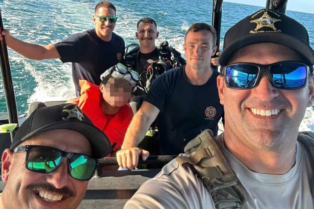 El capitán del barco salva a un niño que fue barrido durante la subida de boogie

