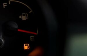 Puede ser fatal si te acostumbras al auto que casi se queda sin gasolina