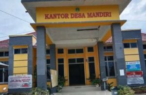 Se sospecha que el jefe de la aldea empeña el certificado de tierras de la oficina del pueblo para préstamos privados