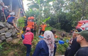 Segundos del equipo SAR lograron levantar al niño de 6 años que cayó en un viejo y muy profundo como 25 metros