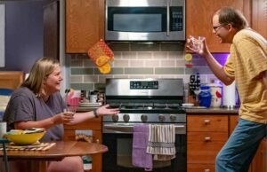 Jeff Hiller y Bridget Everett tienen «Tini Time» después de «alguien en algún lugar» (exclusivo) Jeff Hiller y Bridget Everett tienen "Tini Time" después de "alguien en algún lugar" (exclusivo)