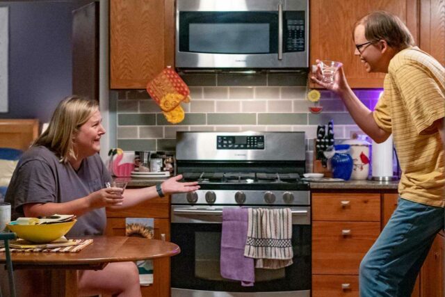 Jeff Hiller y Bridget Everett tienen "Tini Time" después de "alguien en algún lugar" (exclusivo)

