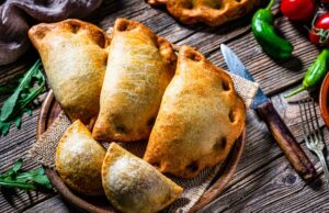 La mujer dice que trajo un plato de carne a la cena de amigos veganos. La mujer dice que trajo un plato de carne a la cena de amigos veganos.