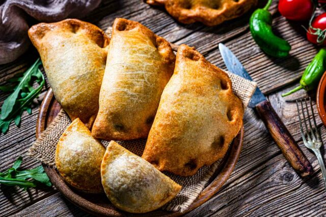 La mujer dice que trajo un plato de carne a La mujer dice que trajo un plato de carne a la cena de amigos veganos.