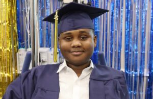 Adolescente se graduó de la escuela secundaria al hospital mientras esperaba el trasplante de corazón Adolescente se graduó de la escuela secundaria al hospital mientras esperaba el trasplante de corazón