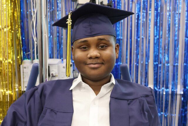 Adolescente se graduó de la escuela secundaria al hospital mientras esperaba el trasplante de corazón

