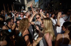 Más de una docena de mujeres jóvenes hospitalizadas después de un ataque de jeringa en el festival de música Más de una docena de mujeres jóvenes hospitalizadas después de un ataque de jeringa en el festival de música