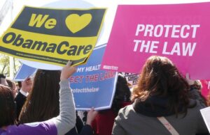 El Partido Republicano está tratando de derogar a Obamacare nuevamente, y espera que no se dé cuenta Affordable Care Act arguments at the Supreme Court, Day 2. March 2012.