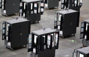 El tipo de mypillow amante de Trump se niega a descansar FILE - Voting machines fill the floor for early voting at State Farm Arena, Oct. 12, 2020, in Atlanta. (AP Photo/Brynn Anderson, File)
