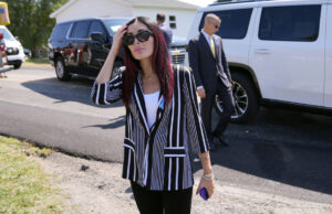 El equipo de Trump continúa con las reuniones sombrías con un trabajo de extrema derecha Trump team continues shady meetings with far-right whack job