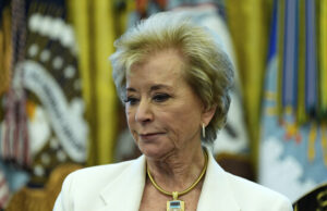 El equipo de Trump hace demandas ridículas y racistas de las escuelas Education Secretary Linda McMahon listens as President Donald Trump speaks with reporters as he signs an executive order in the Oval Office of the White House, Wednesday, April 23, 2025, in Washington. (AP Photo/Alex Brandon)
