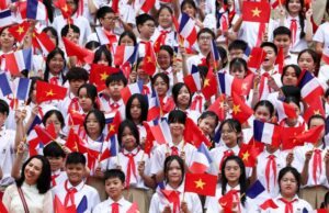 Vietnam elimina la política de 2 hijos a medida que el envejecimiento amenaza el crecimiento económico Vietnam scraps 2-child policy as aging threatens economic growth