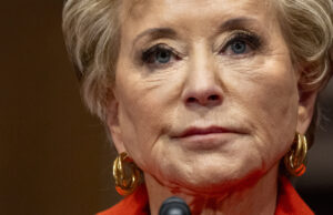 Ver la secretaria de educación Linda McMahon obtener la educación sobre la diversidad Watch Education Secretary Linda McMahon get schooled on diversity