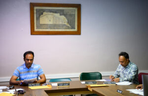 Qué hacer de un caso descarado de fraude electoral en Pensilvania Md Nurul Hasan, left, vice president of the Millbourne borough council, and Mayor Mahabubul Tayub, right, during a council meeting on May 5, 2025. The two men ran against each other in the 2021 mayoral election.