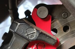 Se deben reemplazar cinco indicaciones de las condiciones de revestimiento de frenos Se deben reemplazar cinco indicaciones de las condiciones de revestimiento de frenos