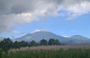 Mount Raung regresó a una erupción con una erupción de 400 metros sobre el pico el sábado por la mañana Mount Raung regresó a una erupción con una erupción de 400 metros sobre el pico el sábado por la mañana