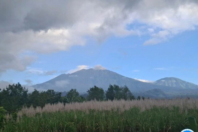 Mount Raung regresó a una erupción con una erupción de 400 metros sobre el pico el sábado por la mañana

