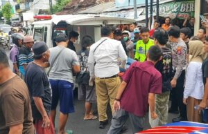 La moto matada se estrelló contra la puerta de la casa, supuestamente recurrente a Ayan mientras conducía La moto matada se estrelló contra la puerta de la casa, supuestamente recurrente a Ayan mientras conducía