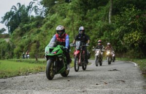 Conducir juntos mientras exploran el turismo en South Sulawesi Conducir juntos mientras exploran el turismo en South Sulawesi