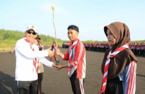 Día del Medio Ambiente Mundial, Estudiante de Probolinggo plantando 1,000 semillas de mangle en Permata Beach Día del Medio Ambiente Mundial, Estudiante de Probolinggo plantando 1,000 semillas de mangle en Permata Beach