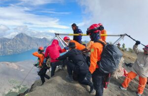 Ministro de rescate de coordinación forestal de escaladores brasileños que caen en el Monte Rinjani Ministro de rescate de coordinación forestal de escaladores brasileños que caen en el Monte Rinjani