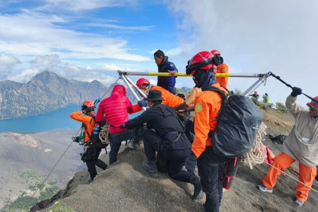 Ministro de rescate de coordinación forestal de escaladores brasileños que caen en el Monte Rinjani


