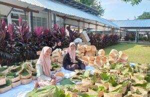 Distribución de los animales de sacrificio Use la forma de presumir, ecológica Distribusi hewan kurban gunakan besek, wujud ramah lingkungan